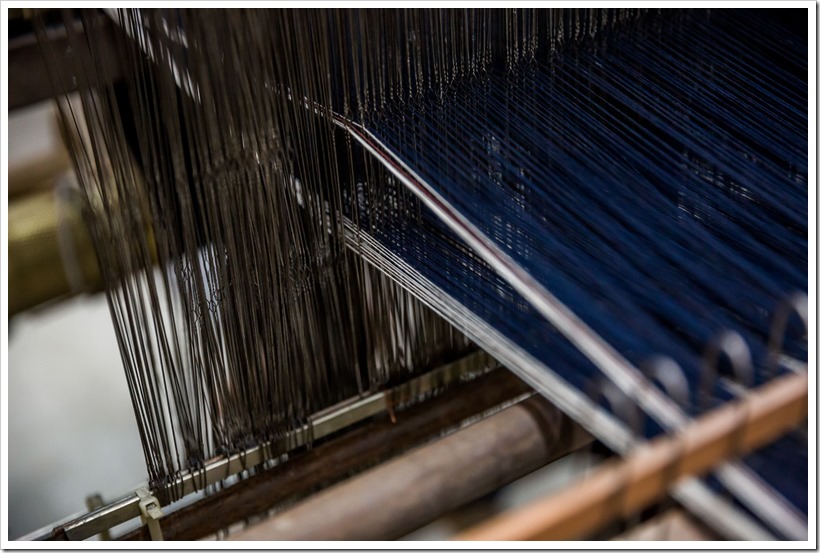 Hessnatur_weaving the classical 3ply1denim twill on handlooms