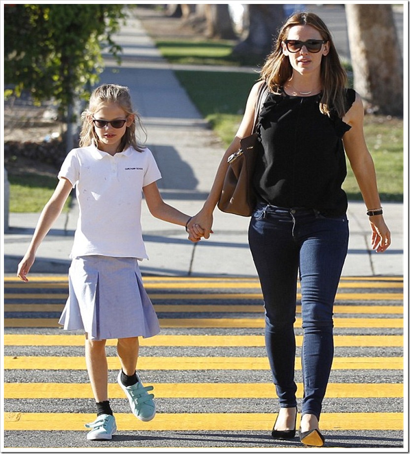 Jennifer’s Garner In Mother jeans