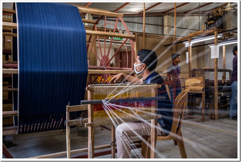 Hessnatur_warping_the warp consists of more than 2200 threads