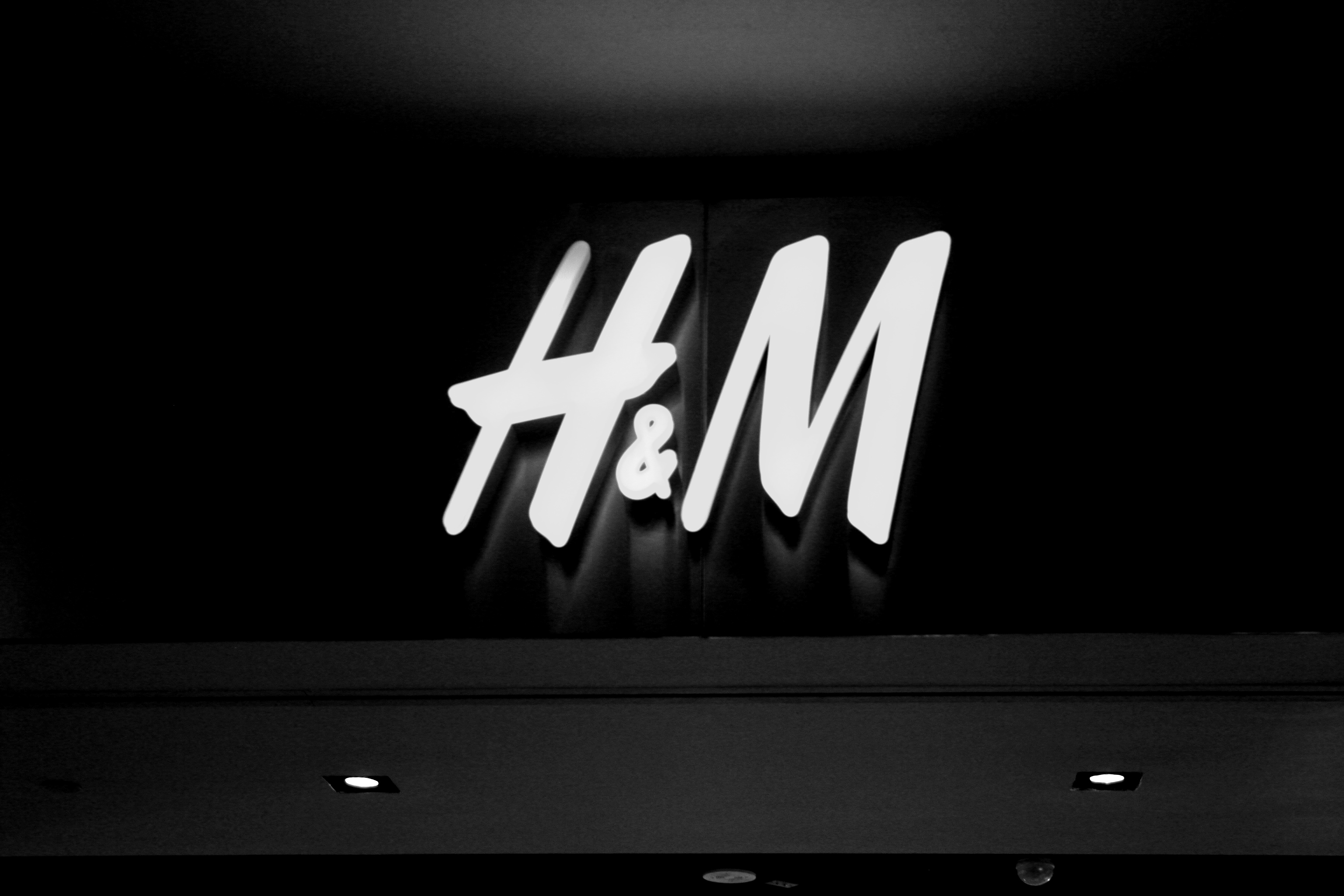 M end g. H M эмблема. Эйч энд эм логотип. H&M картинки. Логотип магазина h and m.